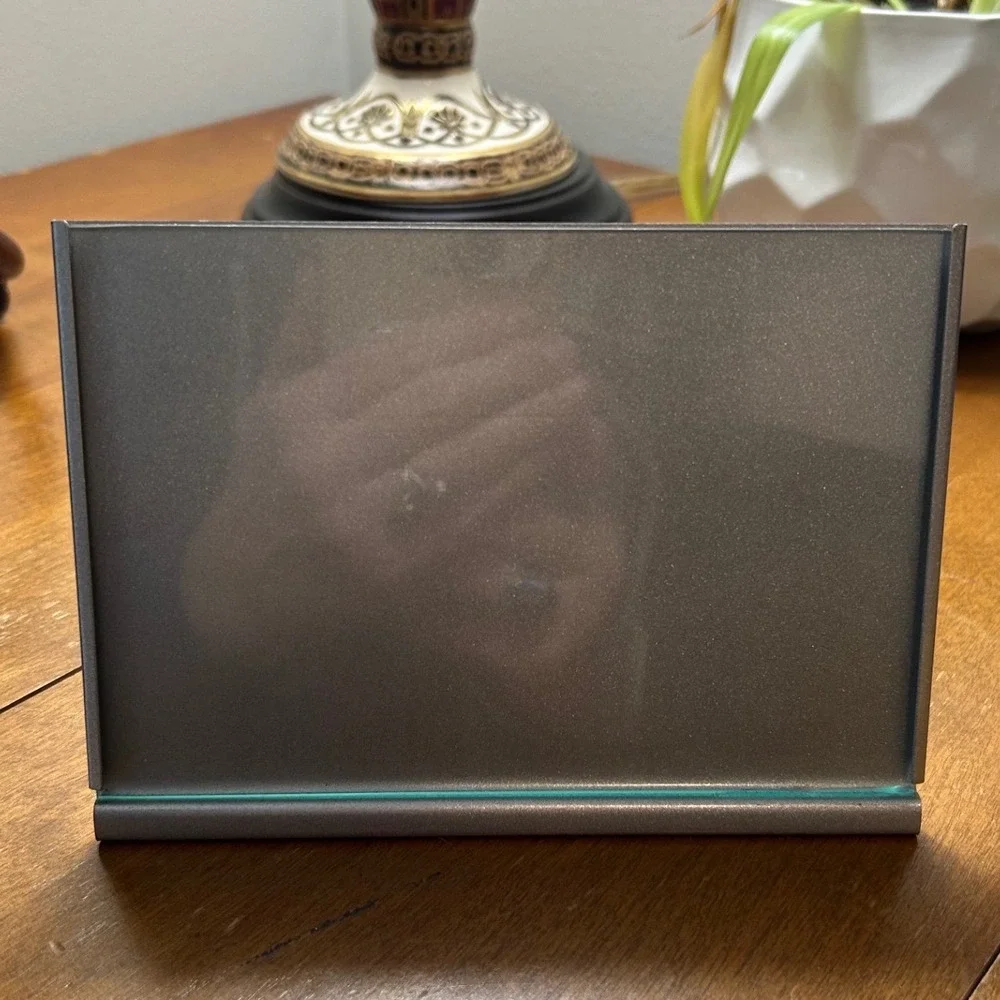 Modern Minimalist Silver Metal L-Stand Picture Frame with Glass 4x6 Tabletop